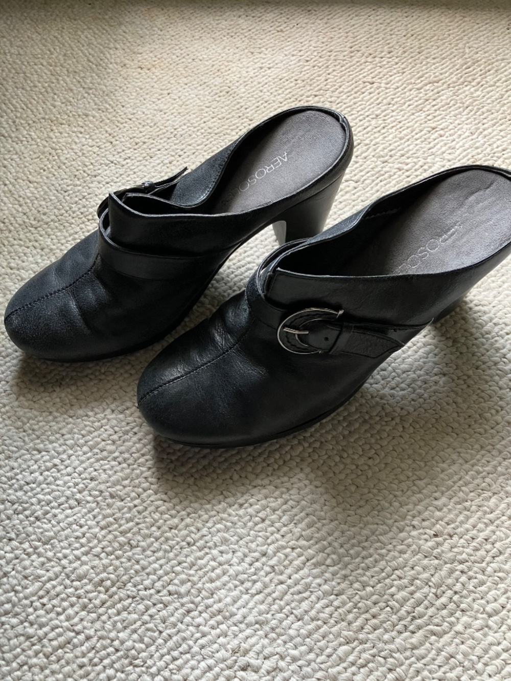 Aerosoles 7.5 M black leather mules